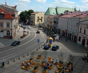Ławki i leżaki dla mieszkańców przed Ratuszem