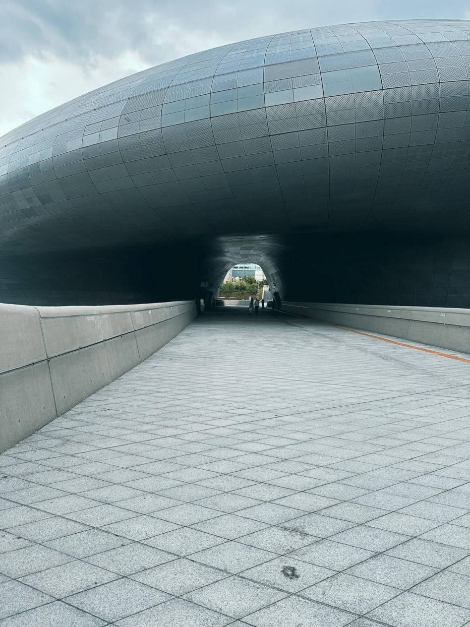 Zaha Hadid i jej Dongdaemun Design Plaza w Seulu