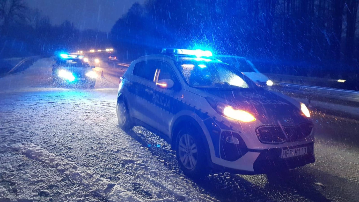 Trudne warunki na drogach. Rodzina z Żor miała dużo szczęścia