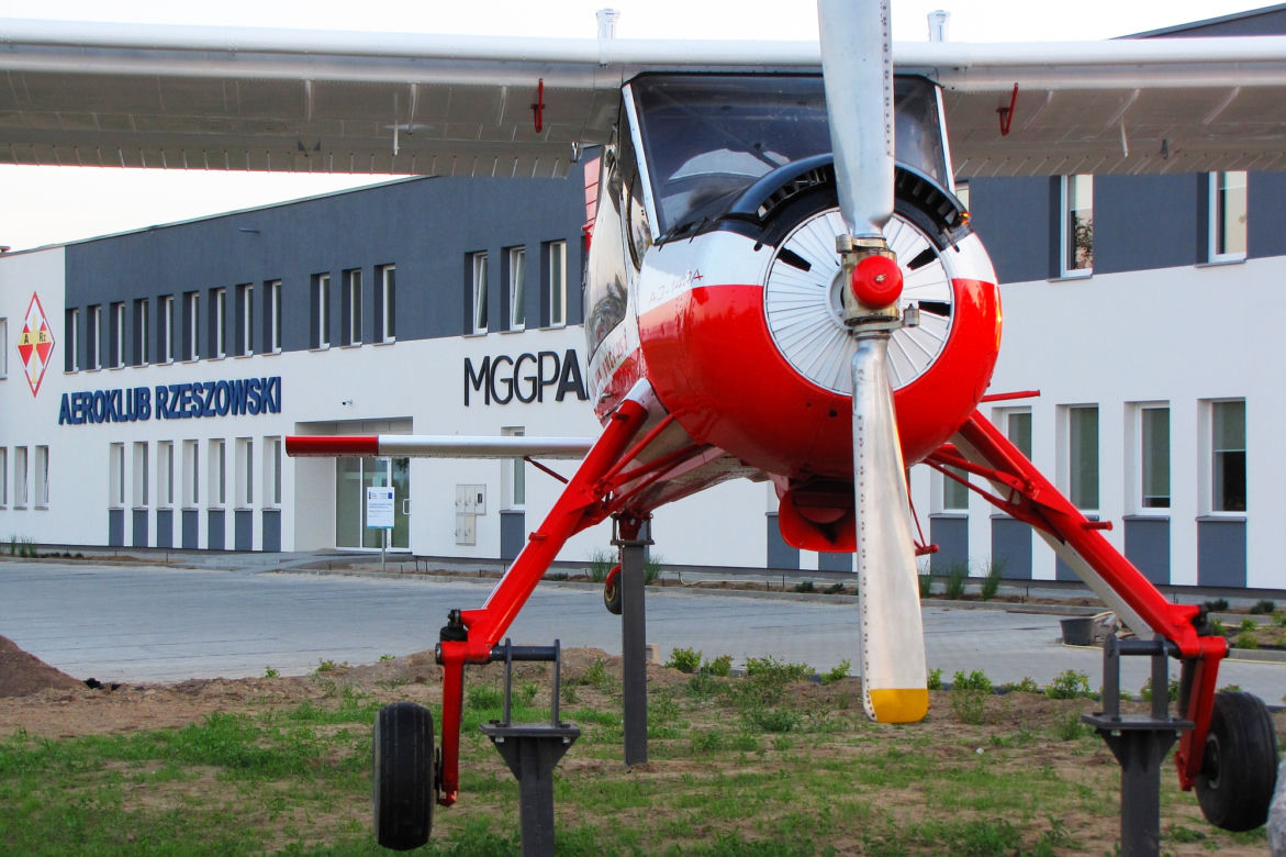 Samolot PZL-104 "Wilga" stanął przy drodze w Jasionce