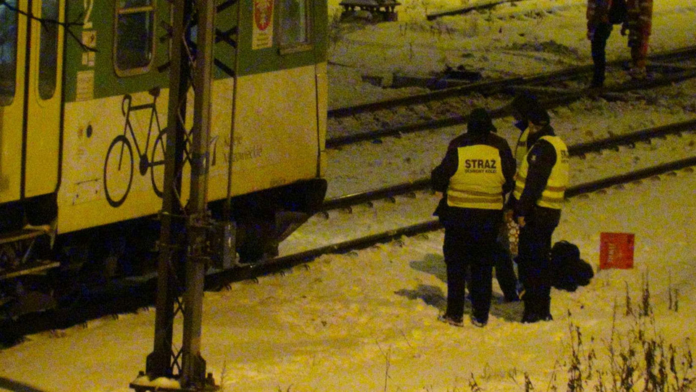 Warszawa: Pieszy wpadł pod pociąg na Targówku! Pilna akcja służb na ul. Naczelnikowskiej