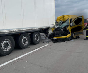 Bus firmy kurierskiej wbił się w ciężarówkę. Poważy wypadek i korki na A4 