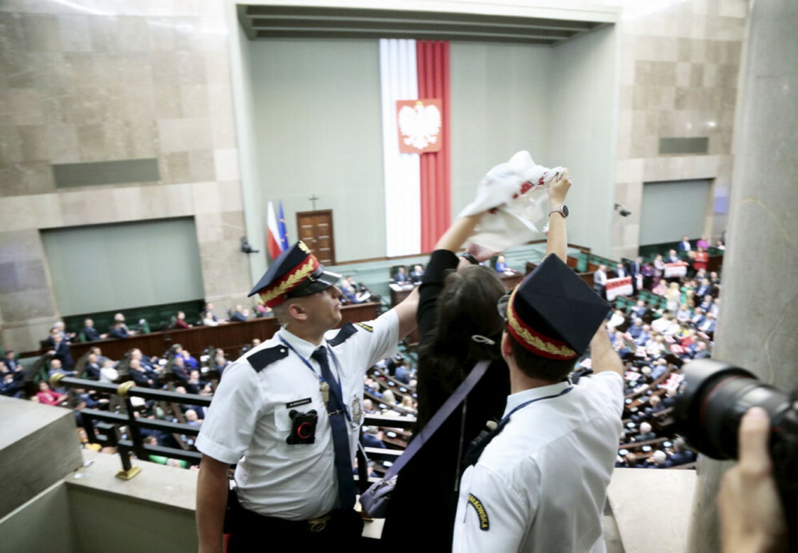 Klaudia Jachira rzuca pieniędzmi w Sejmie