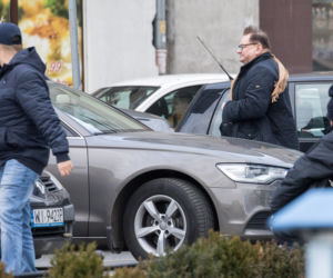 Ukryl żonę, robi za nianię