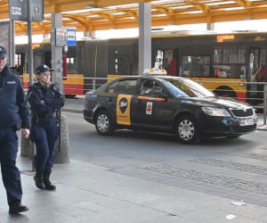 Taksówkarze wyrzuceni spod centralnego. Miejsca parkingowe stoją puste