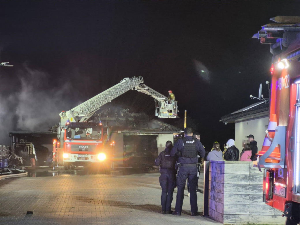 Spłonął budynek gospodarczy, a w nim samochód. Pożar w Nielęgowie niedaleko Kościana