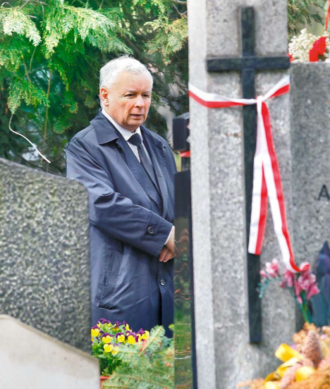 Wielka majówka polityków 2013: Kaczyński na cmentarzu