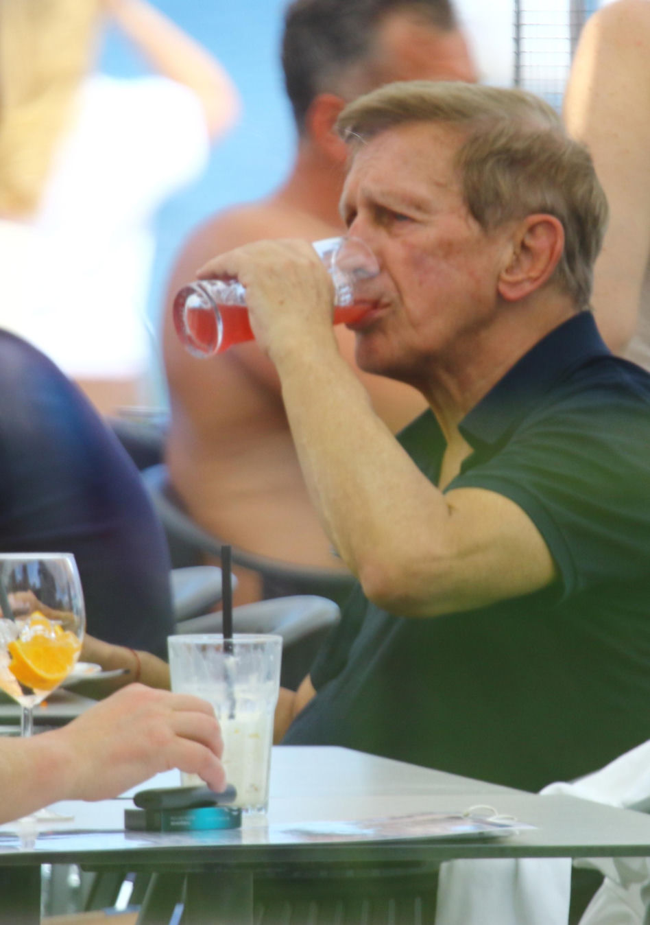 Jan Englert w Sopocie wystawił klatę do słońca