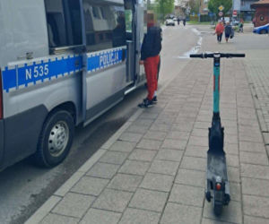 Kompletnie pijany 17-latek pędził hulajnogą. Wiózł pasażerkę i rzucał wulgaryzmami w policjantów [ZDJĘCIA]