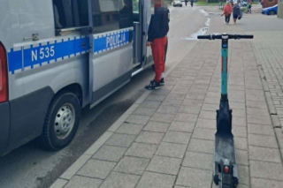 Kompletnie pijany 17-latek pędził hulajnogą. Wiózł pasażerkę i rzucał wulgaryzmami w policjantów [ZDJĘCIA]