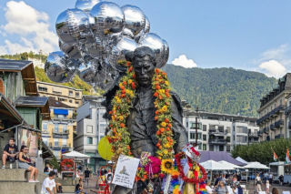Świat i fani świętowali 80. urodziny Freddiego Mercury'ego! Na słynnym przyjęciu w Montreux pojawiła się siostra wokalisty - zobacz zdjęcia!