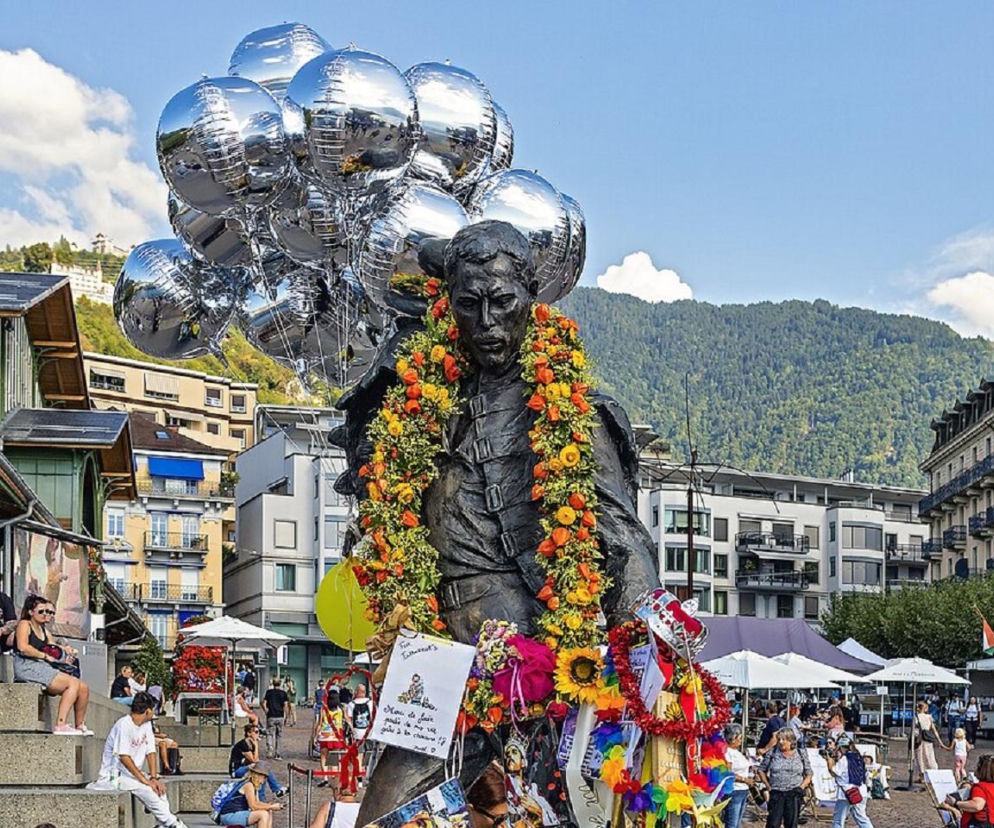 Pomnik Freddiego Mercury'ego w Montreux przystrojony kwiatami i balonami. O rocznicy urodzin przeczytasz na EskaRock.