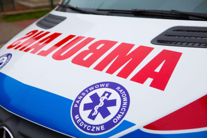 Kobieta wpadła pod pociąg na dworcu. Ratownicy walczą o jej życie