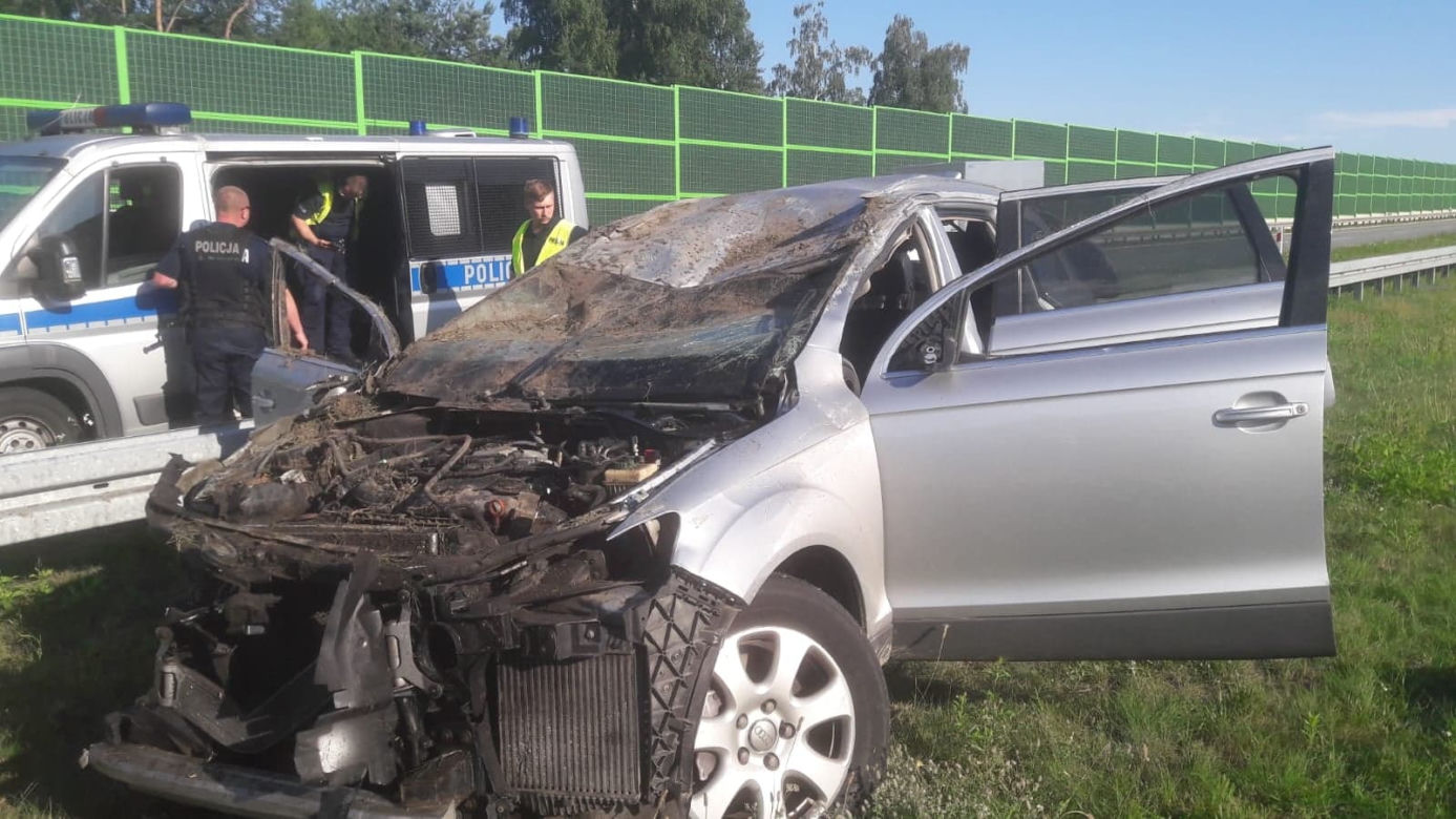 TRAGICZNY wypadek na A1. Kierowcę WYRZUCIŁO z auta, drugie DACHOWAŁO. Sprawca UCIEKŁ pozostawiajac samochód 