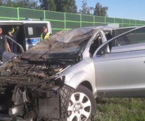 TRAGICZNY wypadek na A1. Kierowcę WYRZUCIŁO z auta, drugie DACHOWAŁO. Sprawca UCIEKŁ pozostawiajac samochód 