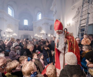 Podczas uroczystości do zgromadzonych zszedł po drabinie sam Święty Mikołaj
