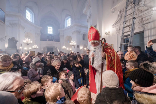 Podczas uroczystości do zgromadzonych zszedł po drabinie sam Święty Mikołaj