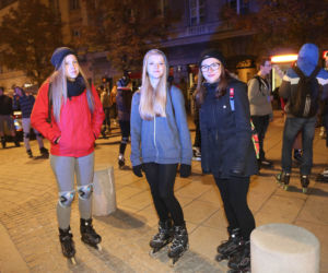 Nightskating. Warszawiacy przejechali stolicę na rolkach [Zdjęcia]