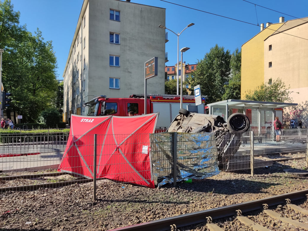 Starszy pan jechał na działkę, BMW zmiotło go z przystanku. Masakra we Wrocławiu