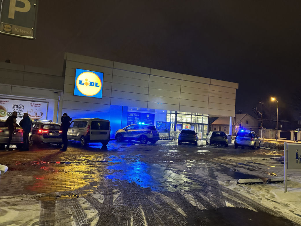 Makabra w Lidlu. Zamaskowany nożownik pociął dwie osoby. Agresor uciekł z miejsca zdarzenia
