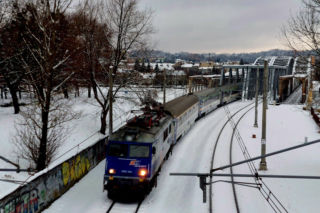 Połowa Polski pod śniegiem – dane klimatologów z CBK PAN zaskakują kierowców i narciarzy