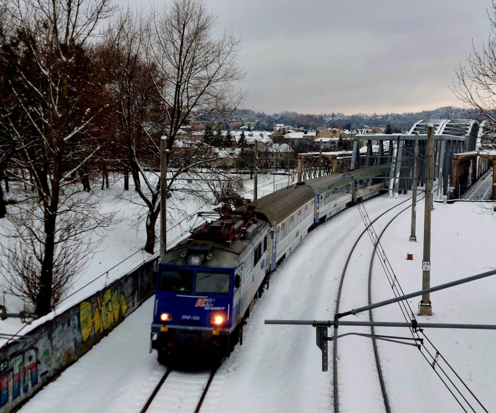 Połowa Polski pod śniegiem – dane klimatologów z CBK PAN zaskakują kierowców i narciarzy