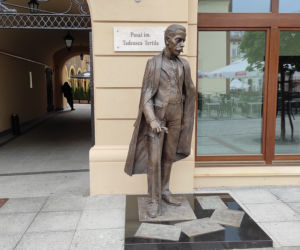 Rzeźba Tadeusza Tertila wróciła na rynek w Tarnowie