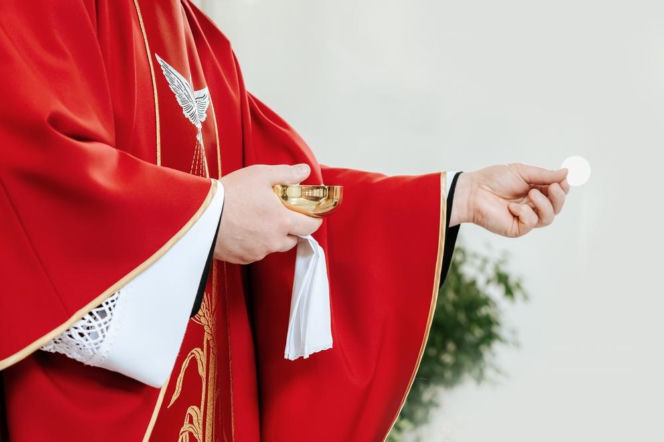 Nowy metropolita łódzki zaskoczył wiernych. Kard. Krajewski chce wprowadzić zmiany w przyjmowaniu komunii!