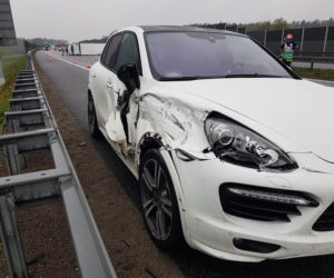 Kolizja na tarnowskim odcinku autostrady. Porsche nie dało rady ciężarówce