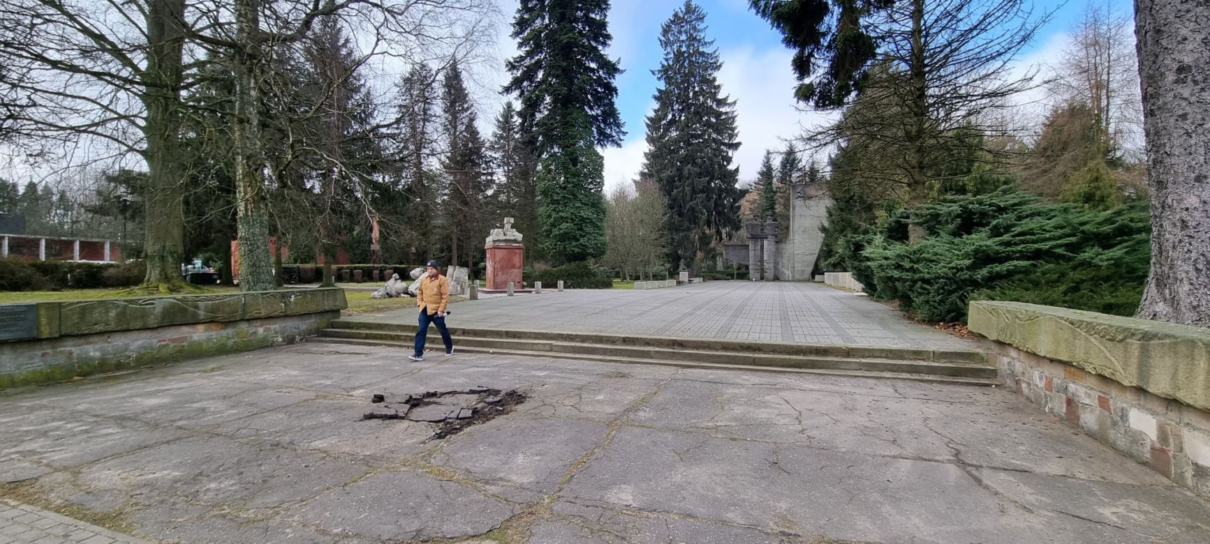 Zniszczony pomnik żołnierza radzieckiego na cmentarzu w Koszalinie