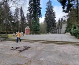Zniszczony pomnik żołnierza radzieckiego na cmentarzu w Koszalinie