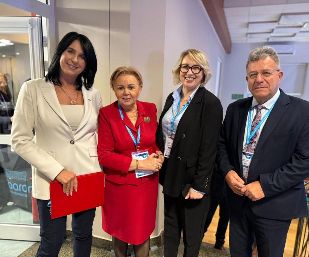 Grupa czterech osób z branży zbrojeniowej i administracji, w tym Renata Gruszczyńska z MESKO S.A., uczestnicząca w wydarzeniu dotyczącym wsparcia dla MESKO. Więcej na ten temat przeczytasz na Super Biznes.