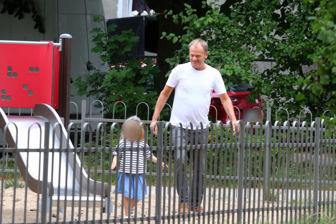 Donald Tusk bawi się z wnuczką