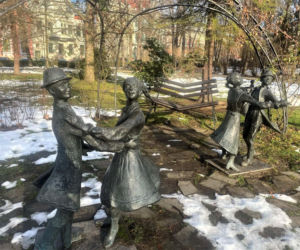 Jest ławeczka dla zakochanych, będzie też dla mam z  małymi dziećmi!