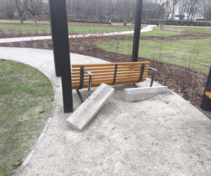 Nowy park w Warszawie już zniszczony. Przykro się na to patrzy