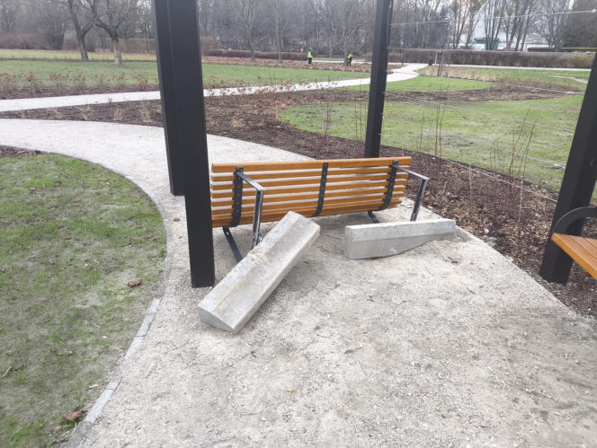 Nowy park w Warszawie już zniszczony. "Przykro się na to patrzy"
