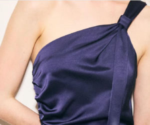 Ta asymetryczna sukienka z Mango, to perełka na wesele. Ma ciekawy krój, a do tego kosztuje tylko 200 złotych!