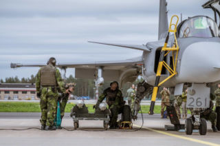 Szwedzka obsługa samolotu Gripen