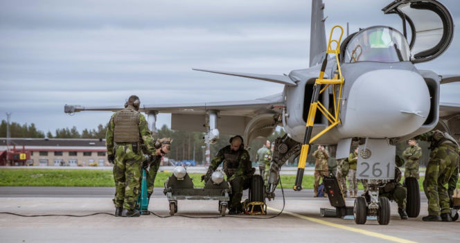 Szwedzka obsługa samolotu Gripen