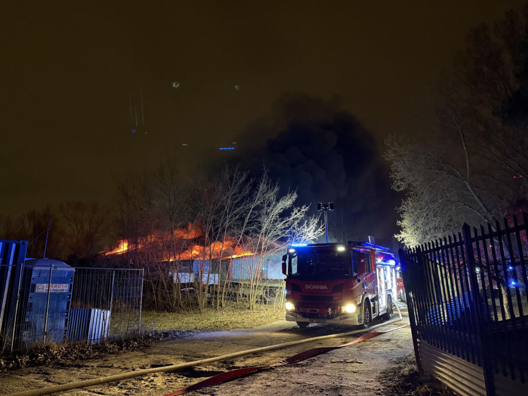 Ogromny pożar na Białołęce. Czarna chmura nad Warszawą