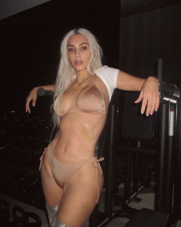 Kim Kardashian uciekła przed zimą w tropiki! Opina ją mokre bikini
