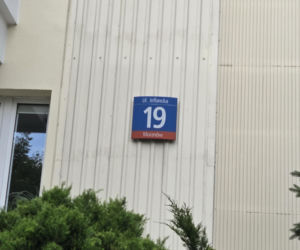 Horror w centrum Warszawy. Skakał po balkonach i ugryzł jedną kobietę. 32-latek spadł z 7. piętra