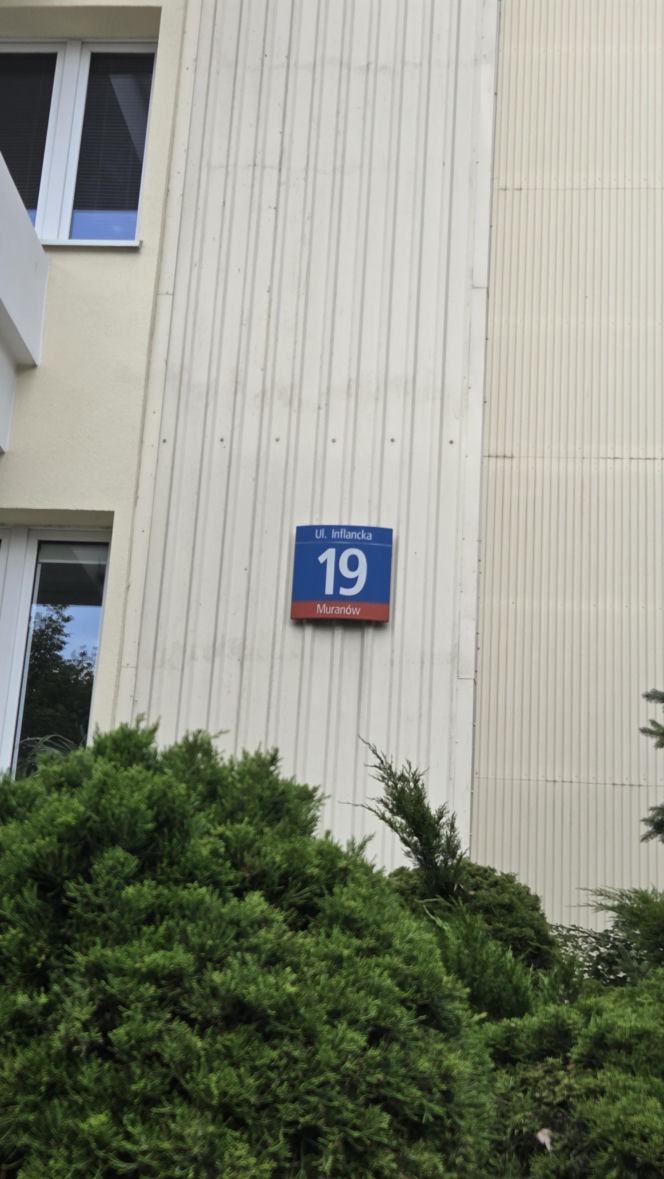 Horror w centrum Warszawy. Skakał po balkonach i ugryzł jedną kobietę. 32-latek spadł z 7. piętra