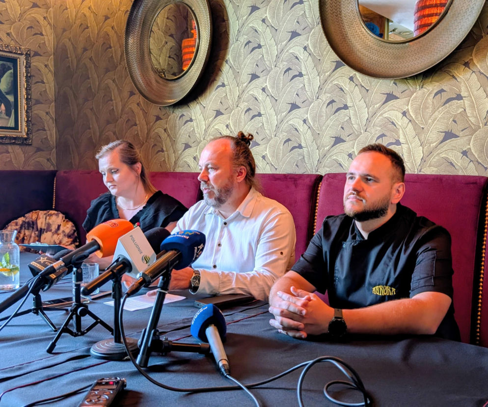 Trzy osoby podczas konferencji festiwalu Talia w restauracji Aurora. O szczegółach wydarzeń przeczytasz na Eska Tarnów.
