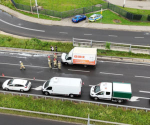 Groźny pożar dostawczaka w Jankach. Bardzo duże utrudnienia w ruchu