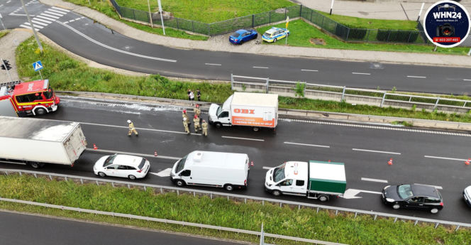 Groźny pożar dostawczaka w Jankach. Bardzo duże utrudnienia w ruchu