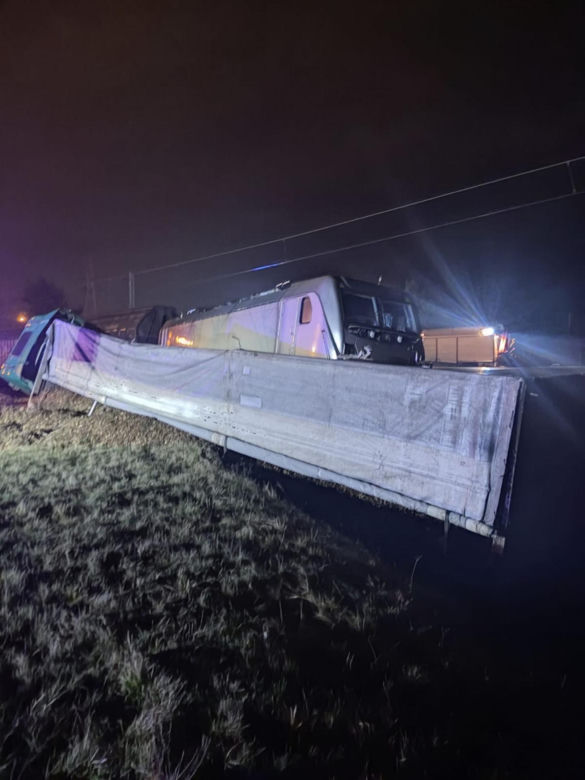 Łódź. Wypadek na przejeździe kolejowym. Tir zderzył się z pociągiem towarowym [ZDJĘCIA].