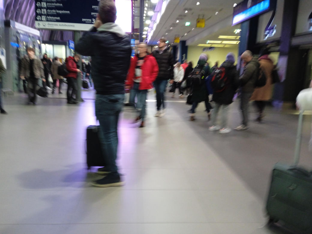 Tłumy ludzi w galerii handlowej na dzień przed Wigilią