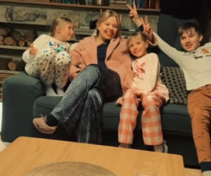 M jak miłość na planie. Lenka (Olga Cybińska), Misiek (Aleksander Bożyk), bliźniaczki