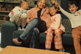 M jak miłość na planie. Lenka (Olga Cybińska), Misiek (Aleksander Bożyk), bliźniaczki